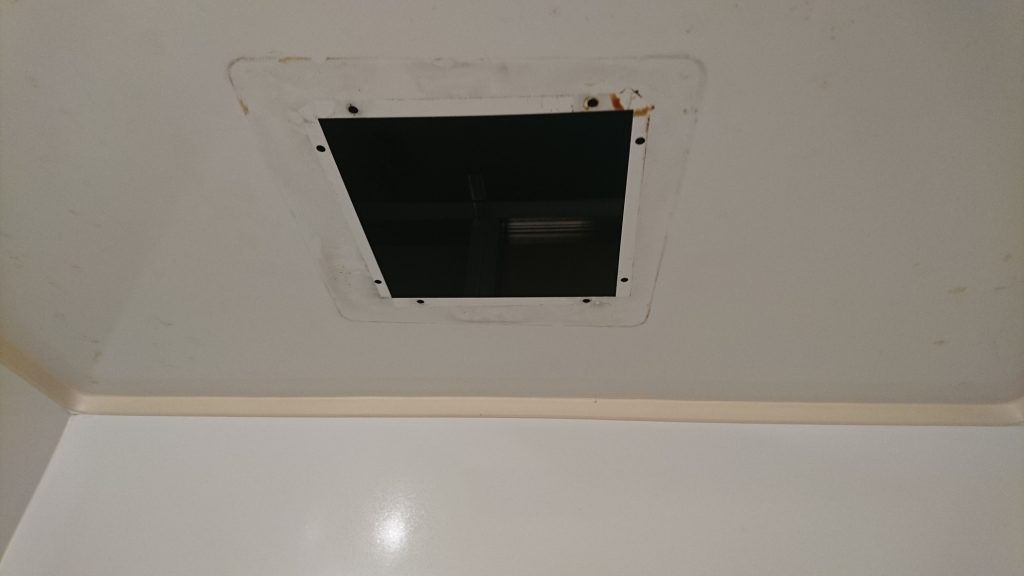 浴室換気扇撤去作業 天井開口部 京都市伏見区
