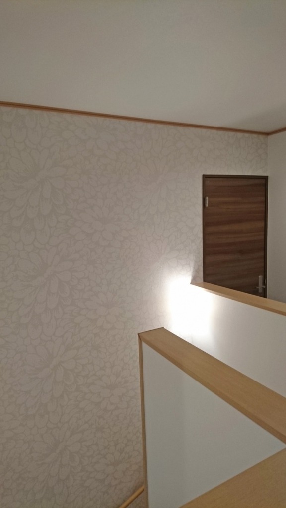 階段ホールをオシャレに壁紙張替 インテリアヤマモト オーダーカーテン 内装工事専門