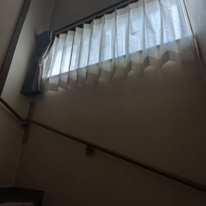 階段上の窓にカーテンレールとカーテンを取付させて頂きました。（京都市伏見区）