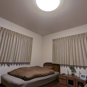 寝室に遮光ドレープカーテンとボイルレースカーテン（宇治市）