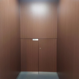 エレベーターのダイノックシート上貼り工事（京都市）