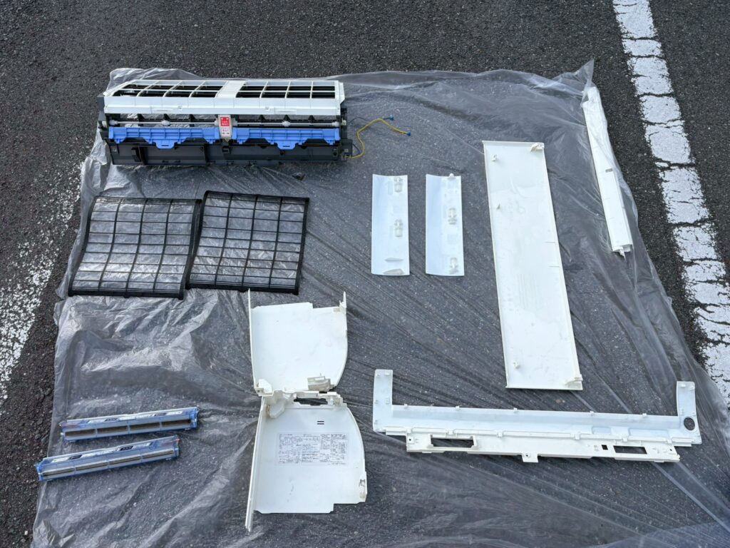 エアコン分解洗浄で取り外したフィルターと外装パーツ（宇治市 店舗）
