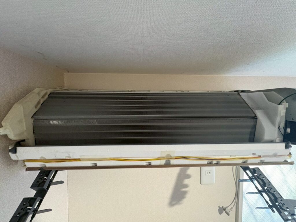 壁掛エアコンを分解し熱交換器を露出させた状態（宇治市）