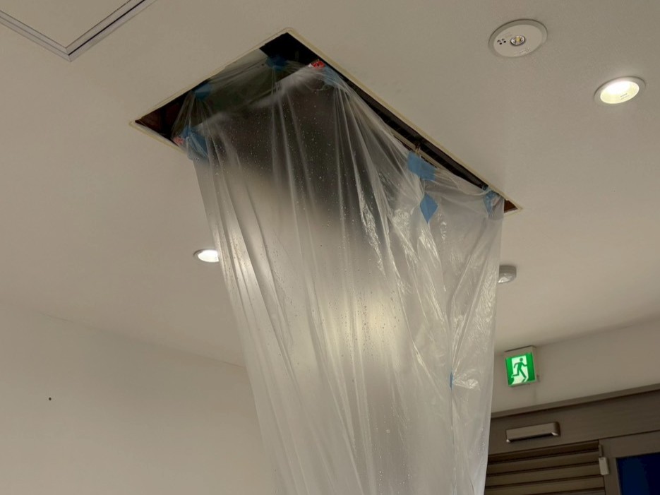 店舗内でエアコン分解洗浄のため養生している様子