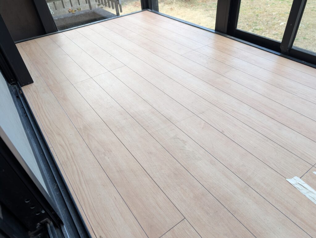 施工前のサンルーム床全景(紫外線による色あせ・表面劣化の状態)