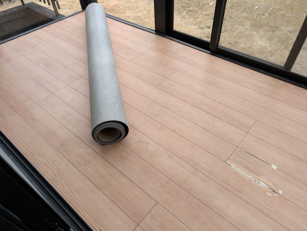 施工前のサンルーム床の剥がれ・劣化と、使用するNSシートPX220(サンゲツ外部用シート)