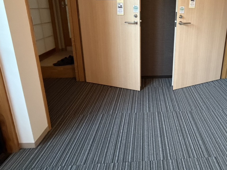ストライプ柄 タイルカーペット 宿泊施設施工事例