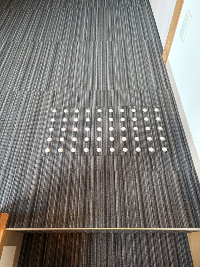 点字ブロック対応 タイルカーペット施工 京都