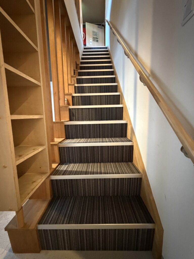 階段 タイルカーペット貼替 宿泊施設内装