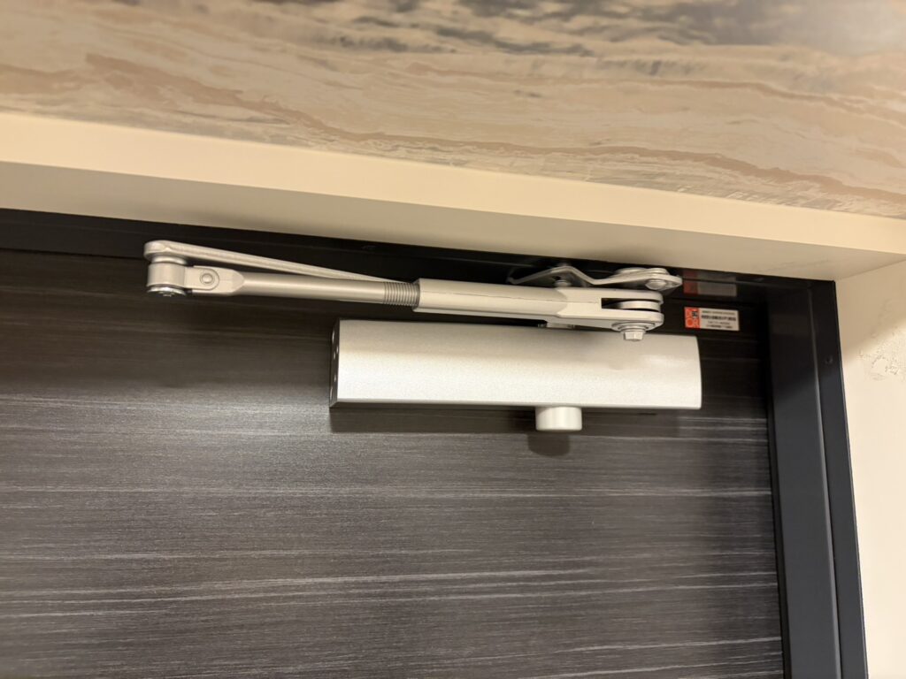 ストッパー機能付きドアクローザーへ交換した玄関ドア