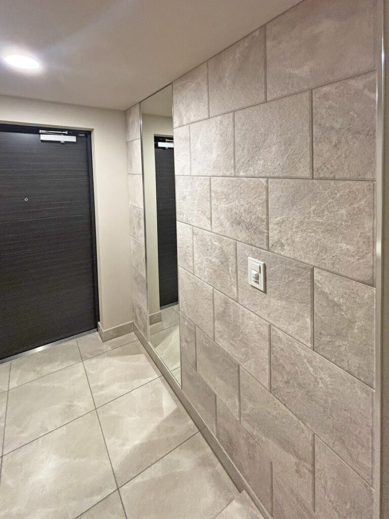 エコカラットとミラーの組み合わせ 高級感のある玄関