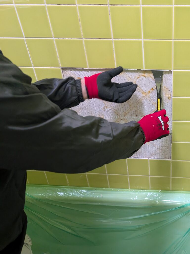 浴室タイル解体作業中