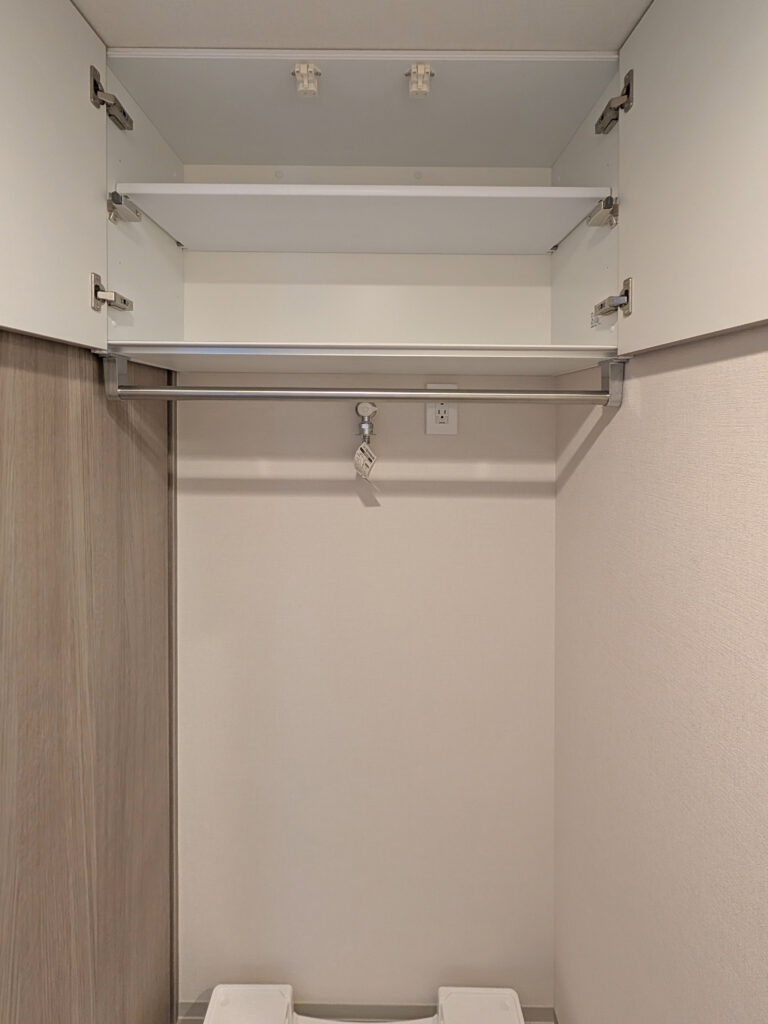 吊戸棚を開けた状態のランドリー収納施工例