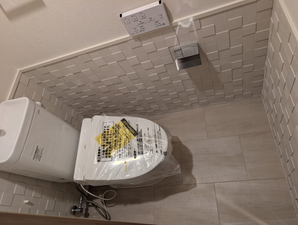 トイレ腰下にエコカラット パールマスクⅡ PMK11を施工した様子