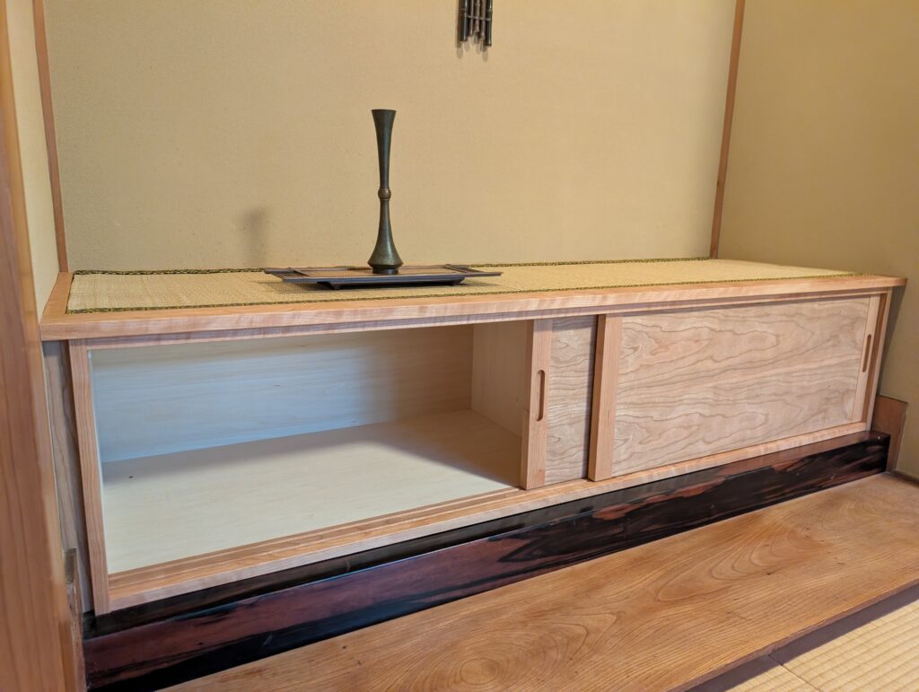 板の間窓下の造作収納家具