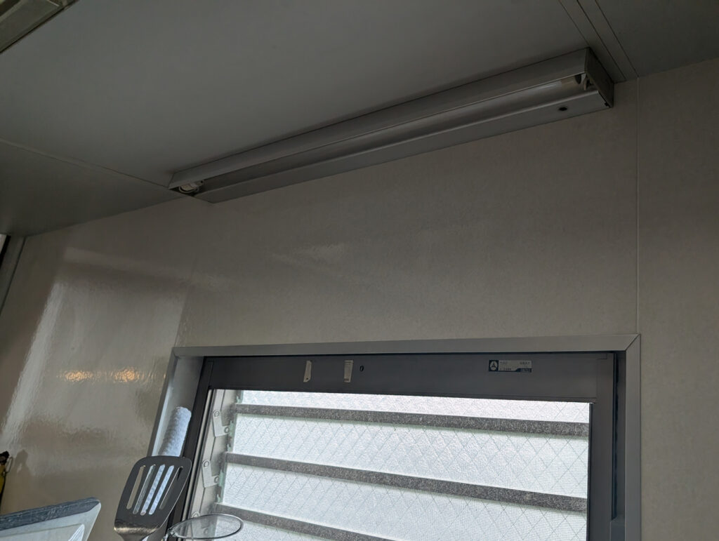 キッチンの蛍光灯手元照明器具交換前 宇治市