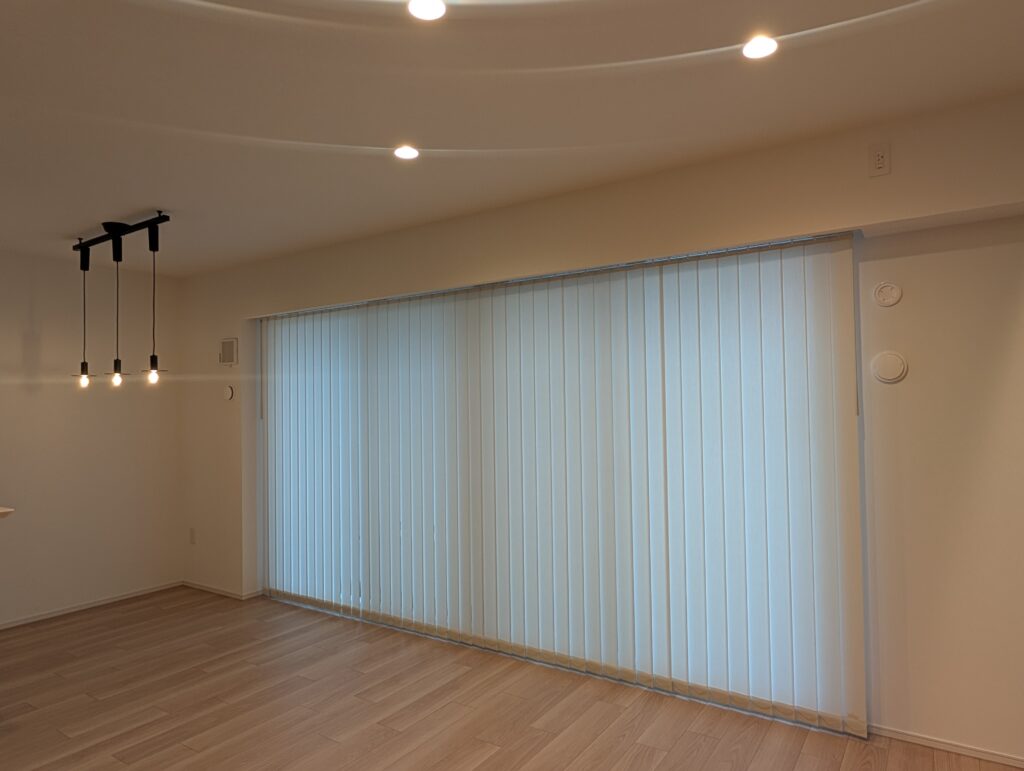 大津市 新築マンション リビング 縦型ブラインド オーダーブラインド施工