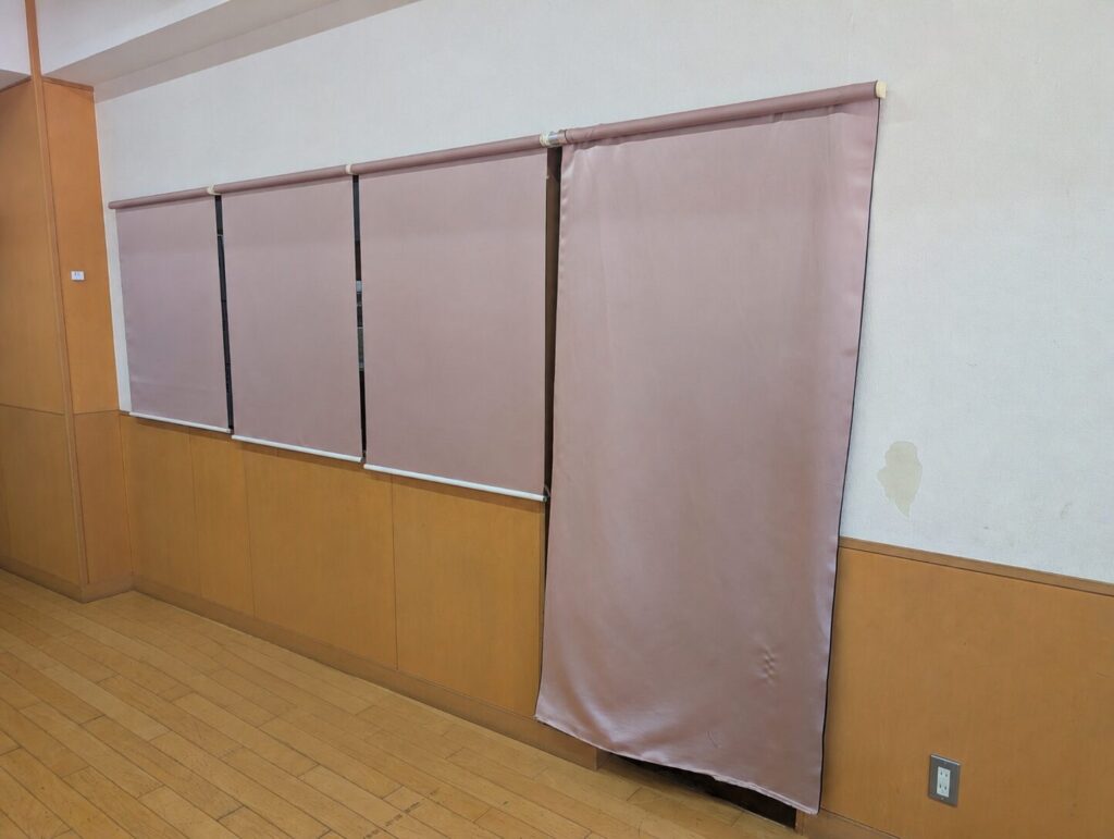 京都市伏見区 キッズルームの遮光ロールスクリーン取替工事 施工前