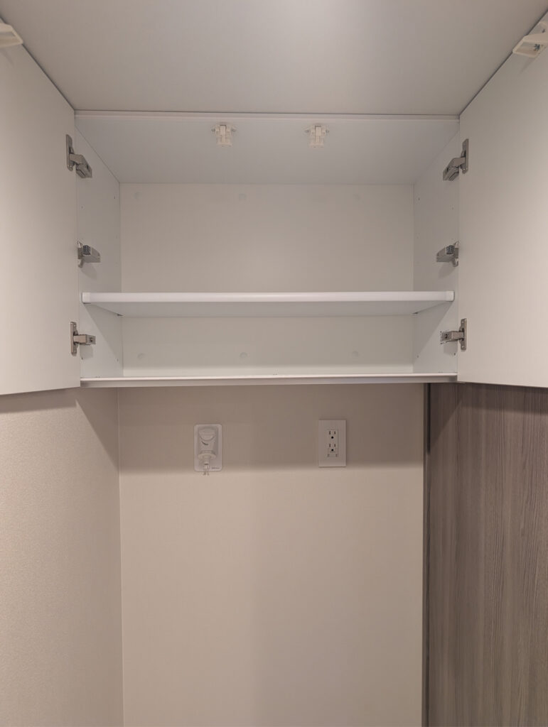 洗濯機上収納棚の内部|新築マンション収納オプション施工例